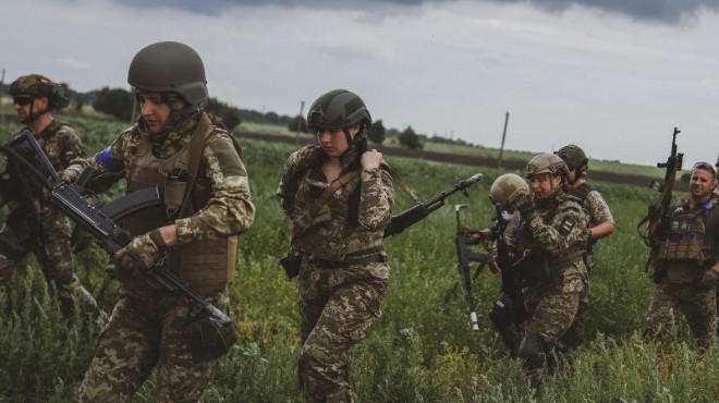 Ukraynalı kadınlar cephede görev almak için hazırlanıyor