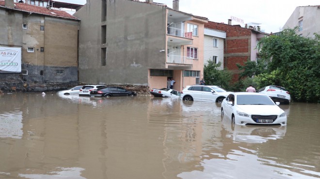 Uşak'ı sağanak vurdu!