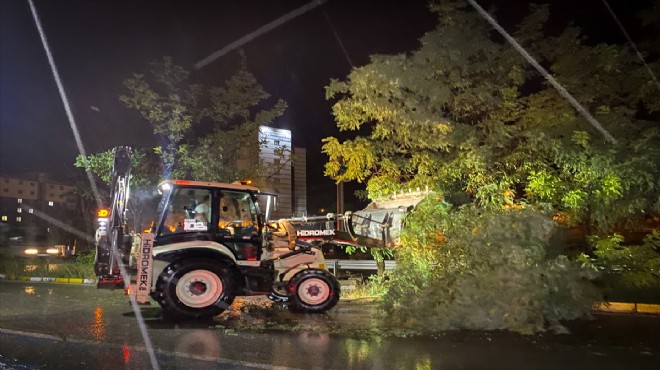 Uşak'ta fırtına ve sağanak etkili oldu