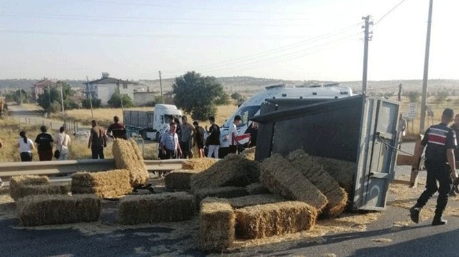 Uşak'ta otomobille traktör çarpıştı: Yaralılar var!