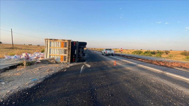 Uşak'ta TIR devrildi: Sürücü yaralandı!