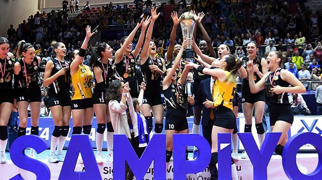 VakıfBank kupayı İzmir'de kaldırdı!