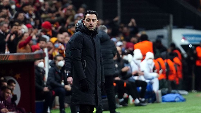 Xavi Hernandez, Barcelona'da kaldı