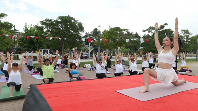 Yoga tutkunları Bayraklı’da buluştu