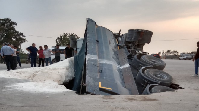 Yol çöktü... Kamyon çukura düştü!